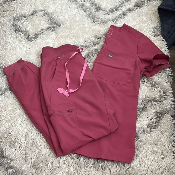 Figs Tops - Figs Special Edition Breast Cancer Set XS‎